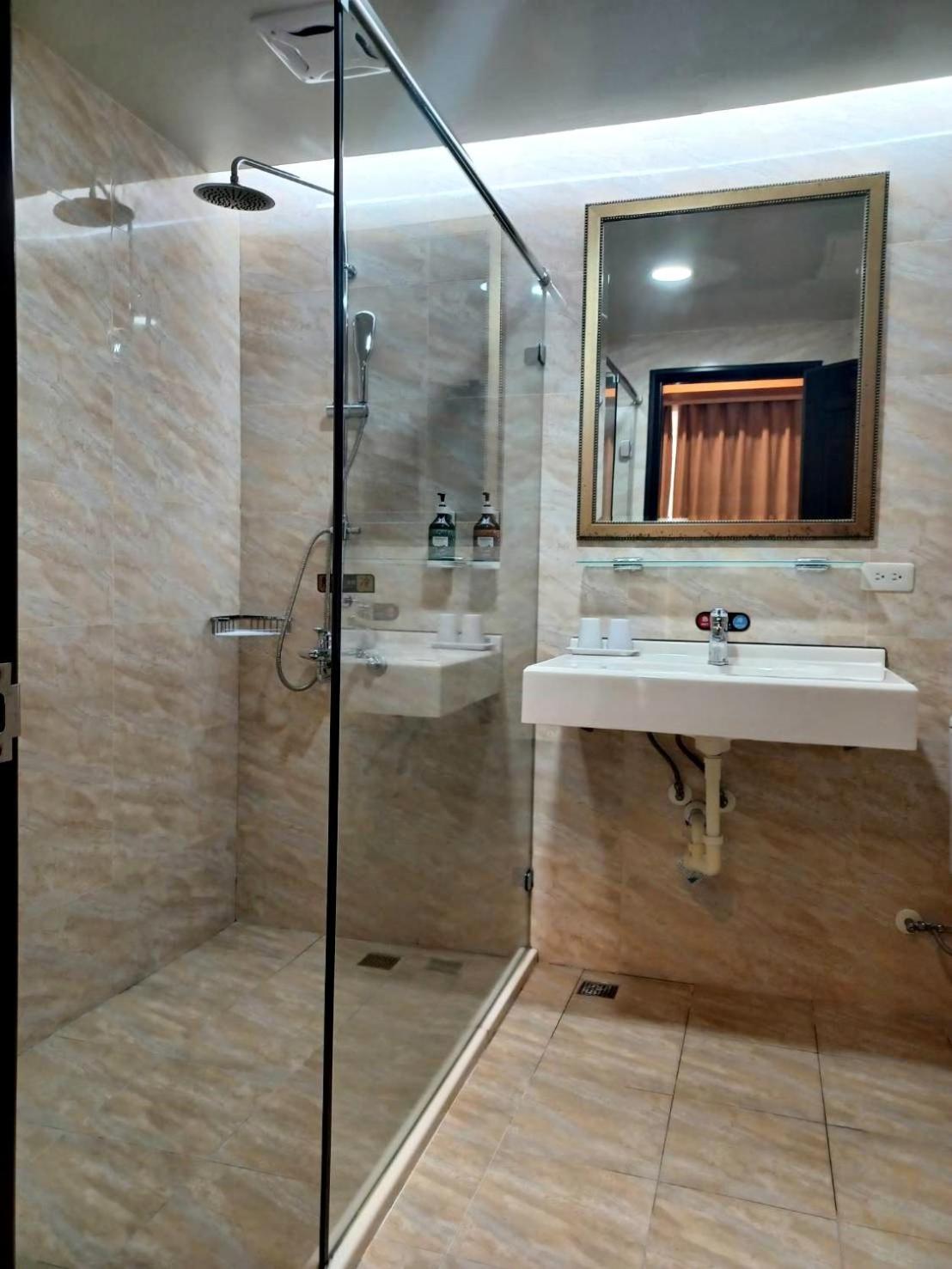 Crystal Hotel Puli Extérieur photo